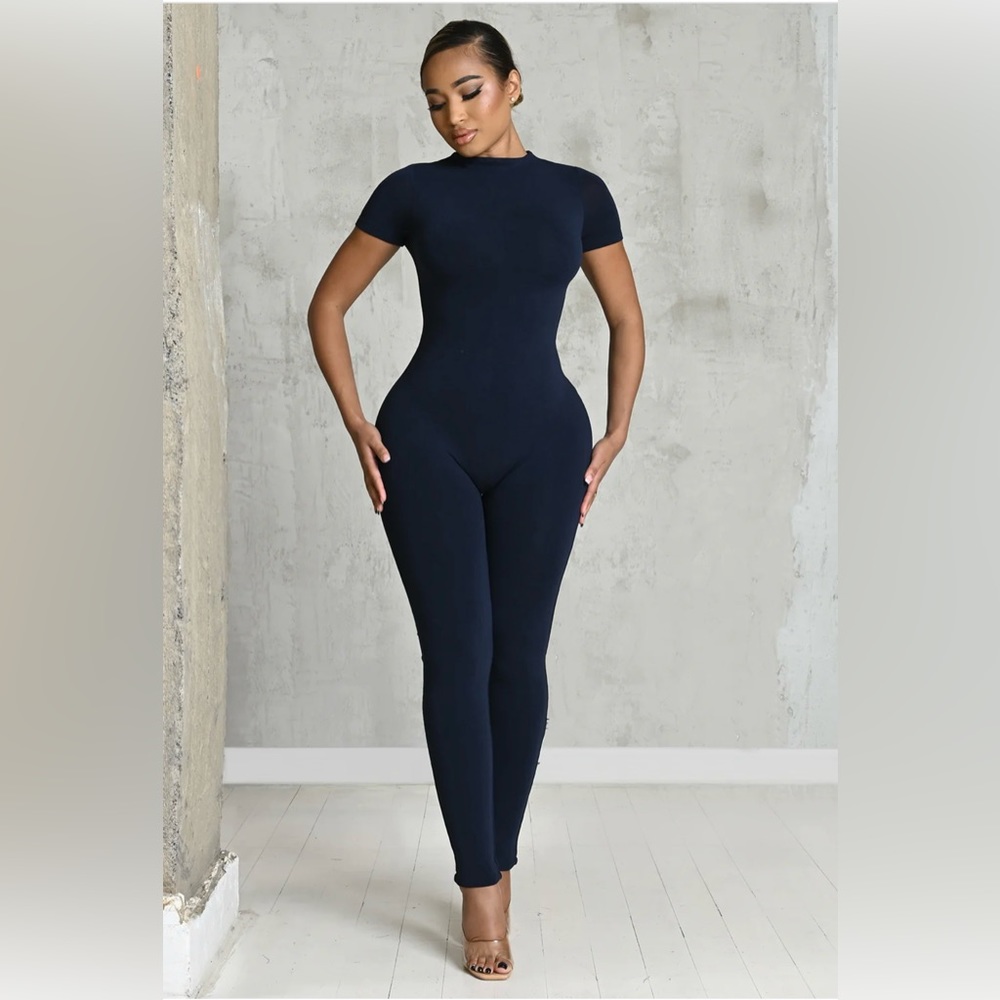 Matte collection Matte Basix Sculpt Short Sleeve Jumpsuit - Navy large (L).